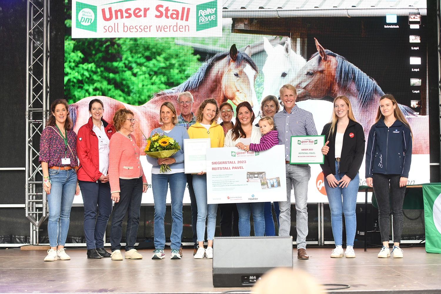 Familie Pavel nimmt Urkunde der Preisauszeichnung entgegen.