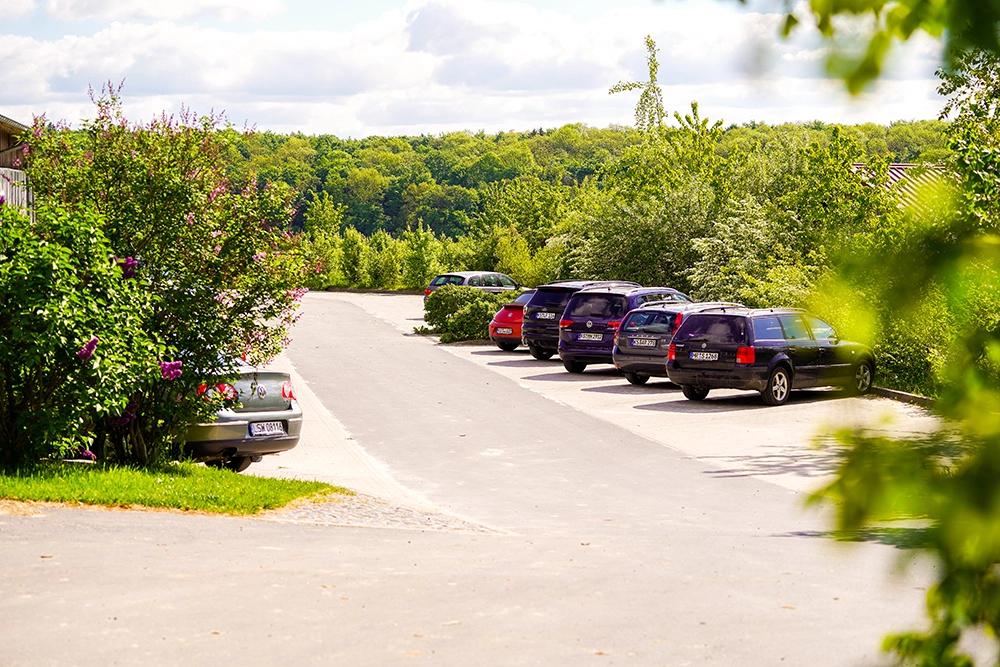 Großzügiger Parkplatz des Reitstall Pavel.