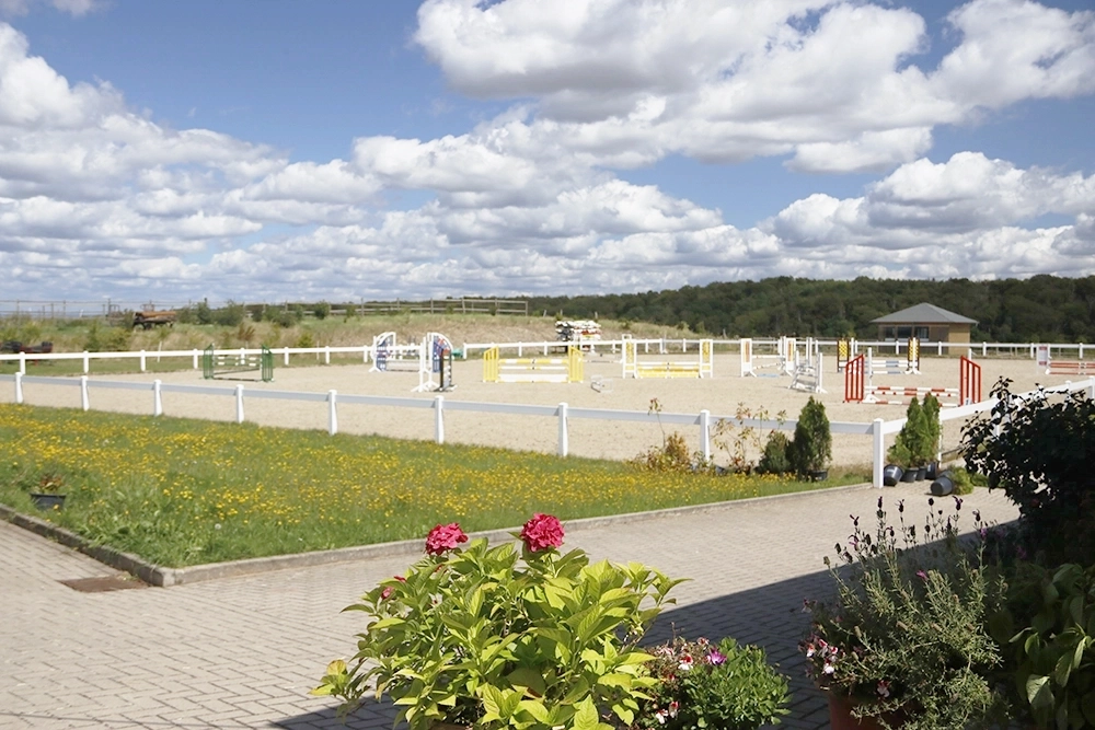 Der Ebbe-Flut-Reitplatz mit aufgebauten Hindernissen zum Springreiten.